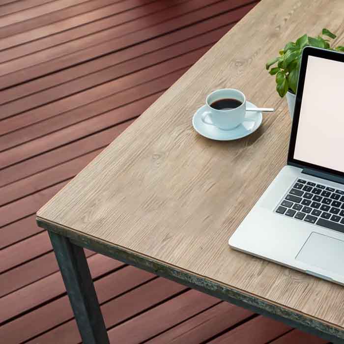 Mesa con ordenador portátil Servocom