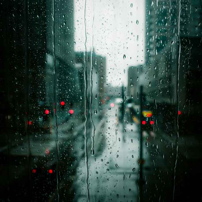 Gotas de agua en cristal de ventana ciudad Servocom