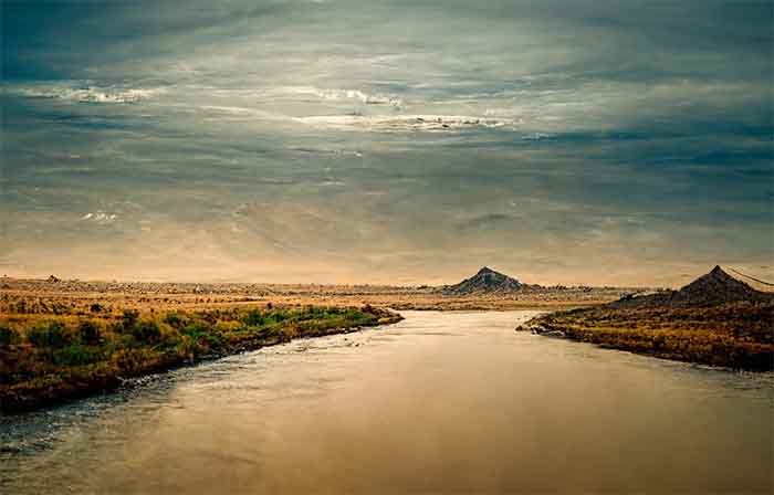 País de Adea. Rio y desierto